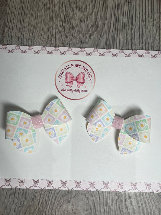 Framed daisy hair bow set